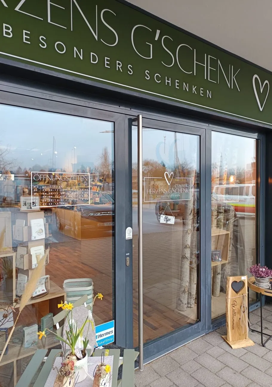 Schaufenster des Geschenkeladens Herzens G'schenk in Eugendorf